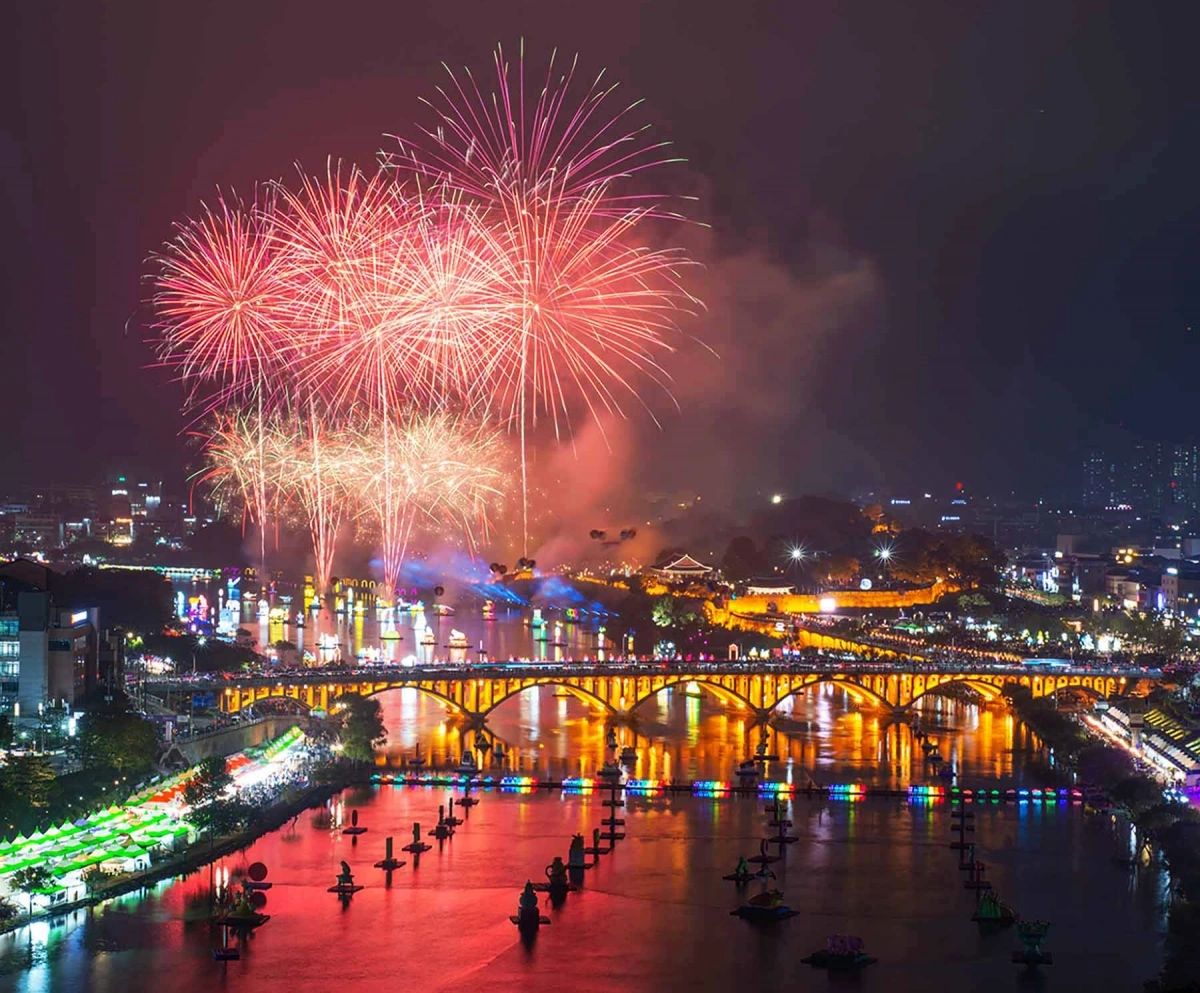 Nét mới của Lễ hội đèn lồng Jinju Namgang 2025 là sự kết hợp các công nghệ hiện đại vào trình diễn đèn lồng, drone, ánh sáng và pháo hoa. Nguồn: Thành phố Jinju