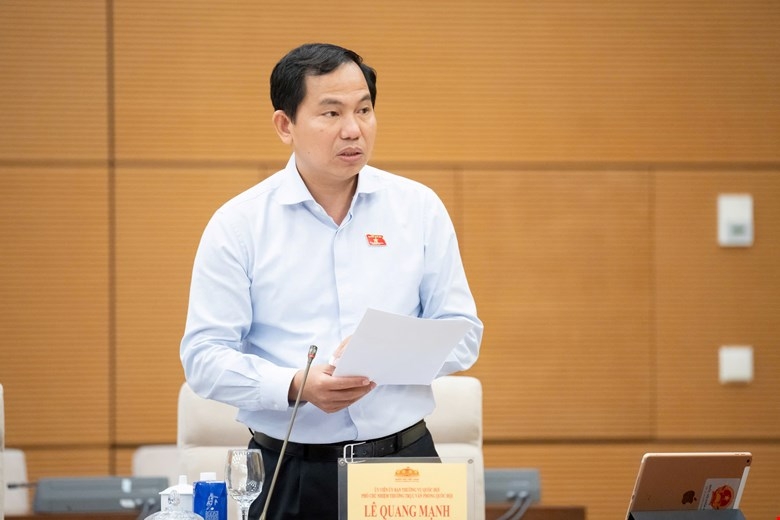 Phó Chủ nhiệm Thường trực Văn phòng Quốc hội Lê Quang Mạnh báo cáo tại phiên họp. Ảnh: Quốc hội