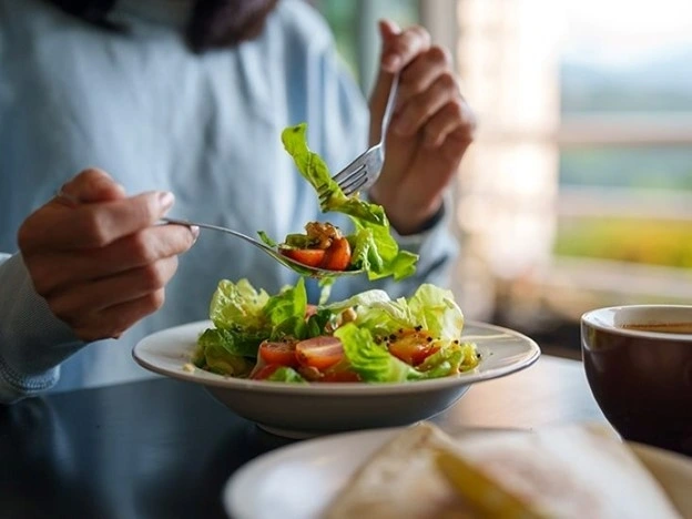 Một số loại rau ăn nhiều có thể gây hại cho thận. Ảnh: Healthline