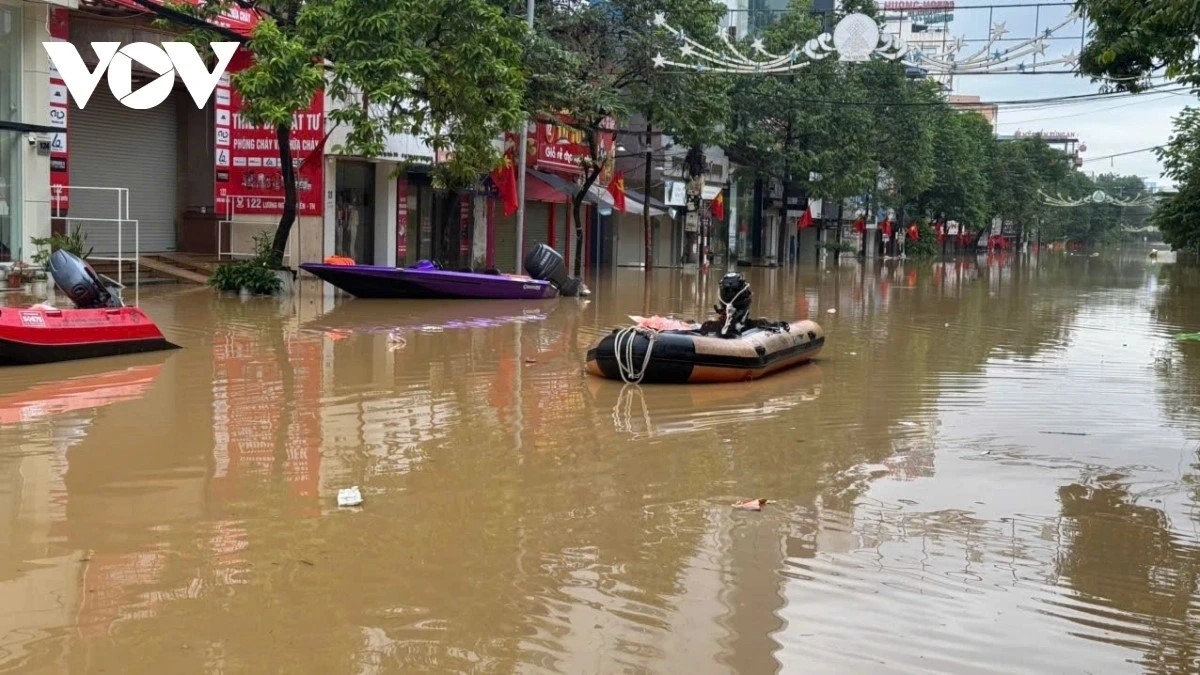 Lũ dâng cao, cộng mưa nhỏ rải rác khiến cả TP Thái Nguyên - nằm dọc lưu vực sông Cầu ngập trắng xoá nước. 