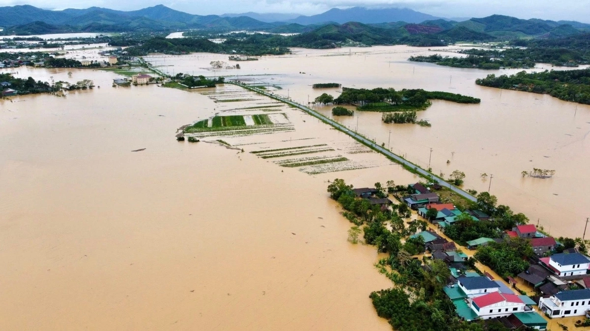 Miền Trung ngập sâu, lũ trên sông Bồ vượt đỉnh năm 2020