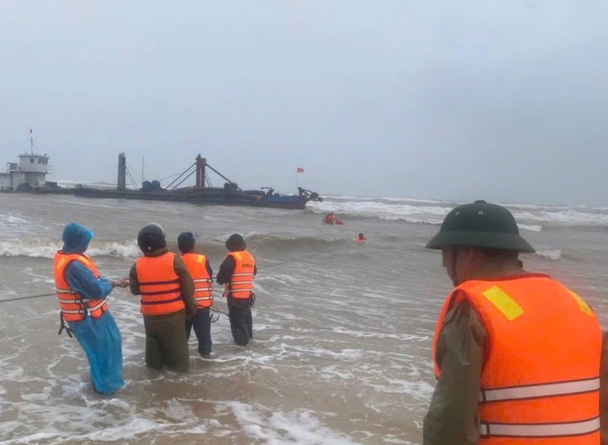 Lực lượng chức năng cứu 4 thuyền viên trên tàu hàng trôi dạt