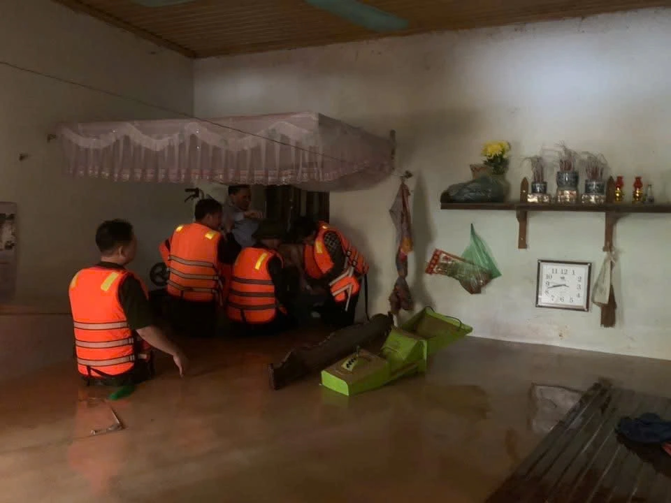 Lực lượng chức năng hỗ trợ nhân dân di dời đến nơi an toàn