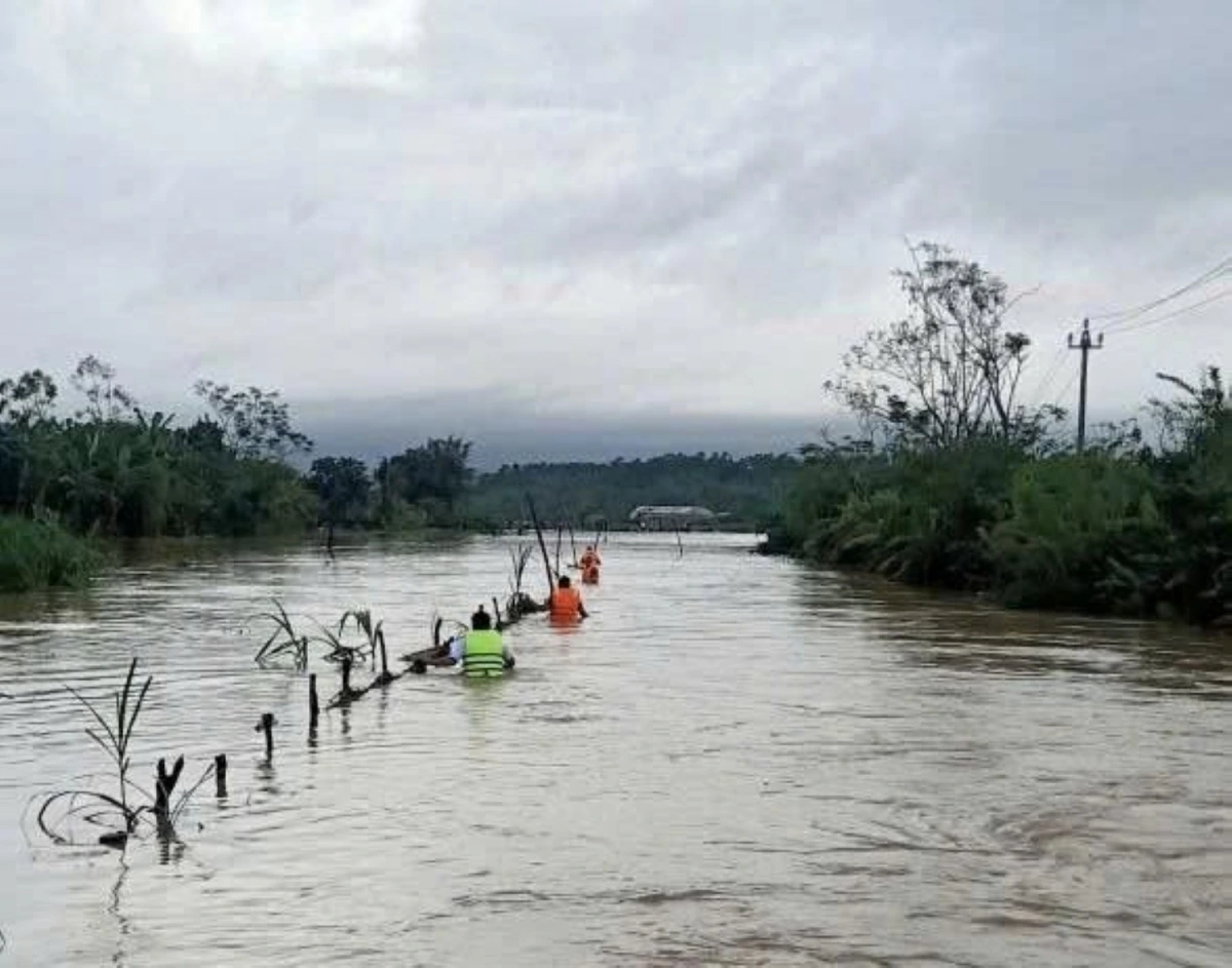 Lực lượng chức năng tìm kiếm em nhỏ bị nước cuốn mất tích