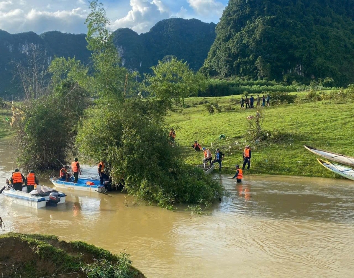 Lực lượng chức năng tìm thấy thi thể nam sinh bị nước cuốn trôi