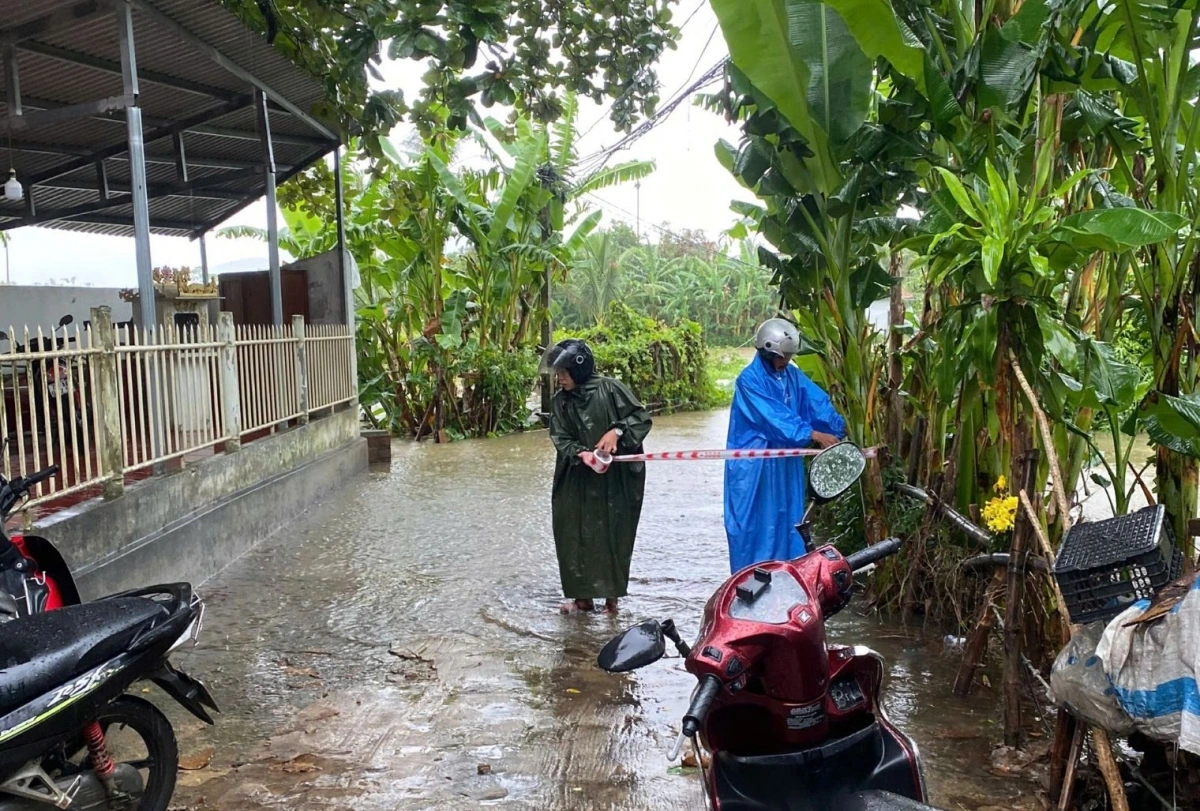 Lực lượng chức năng xã Phú Lộc giăng giây đảm bảo an toàn cho người dân vùng ngập lũ