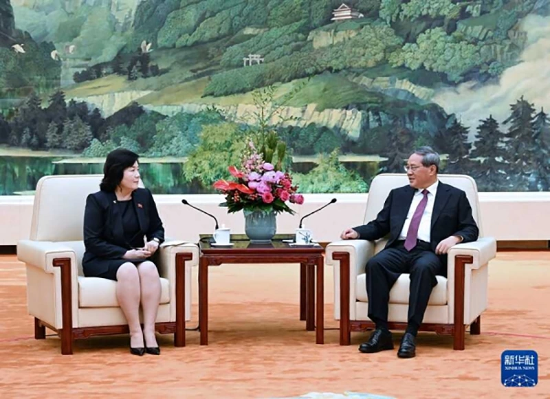 Thủ tướng Trung Quốc Lý Cường gặp Bộ trưởng Ngoại giao Triều Tiên Choe Son Hui tại Bắc Kinh ngày 29/9. Ảnh: Tân Hoa xã