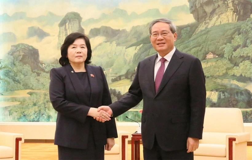 Thủ tướng Trung Quốc Lý Cường gặp Ngoại trưởng Triều Tiên Choe Son Hui ngày 30/9 tại Bắc Kinh. Ảnh: Reuters