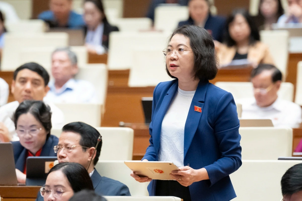 ĐBQH Mai Thị Phương Hoa, đoàn Ninh Bình cho rằng cần thể hiện rõ nét hơn vai trò kiến tạo phát triển của Nhà nước thông qua việc ban hành hợp lý các luật thúc đẩy phát triển các ngành, lĩnh vực được ưu tiên phát triển. Ảnh: Quốc hội