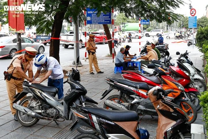 Chỉ trong 2 giờ kiểm tra, lực lượng CSGT toàn quốc phát hiện gần 2.000 trường hợp vi phạm nồng độ cồn. (Ảnh: Minh Đức)
