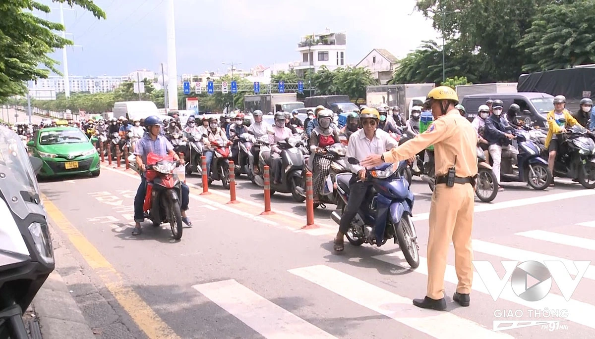 CSGT Đội Hàng Xanh giải thích, tuyên truyền để người tham gia giao thông không dừng, đỗ trên khu vực vạch mắt võng dành cho xe rẽ