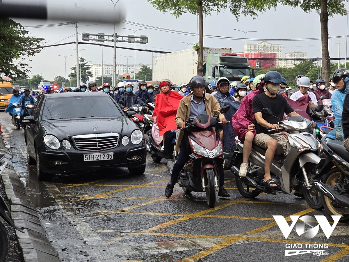 Tại giao lộ Nguyễn Văn Linh – Nguyễn Hữu Thọ, vào giờ cao điểm, nhiều phương tiện xe máy dừng, đỗ trên khu vực vạch mắt võng, khiến các xe ô tô phía sau gặp khó khăn khi rẽ phải
