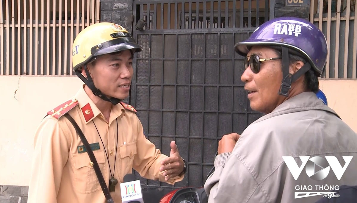 Nhiều người điều khiển phương tiện mô tô, xe máy chưa nắm rõ nên vẫn dừng, đỗ trên làn đường dành cho xe rẽ phải liên tục