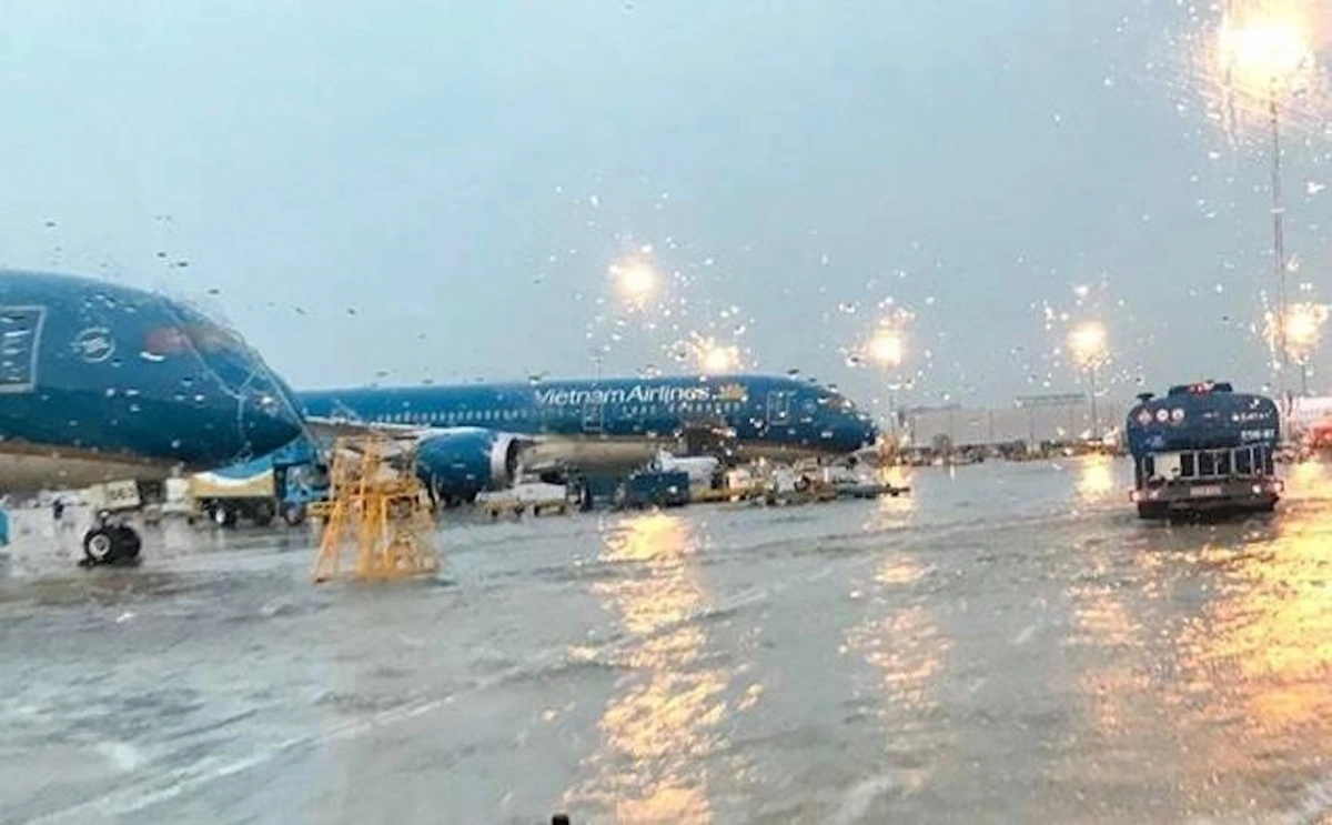 Nhiều chuyến bay của Vietnam Airlines phải điều chỉnh lịch khai thác do ảnh hưởng do bão số 12.
