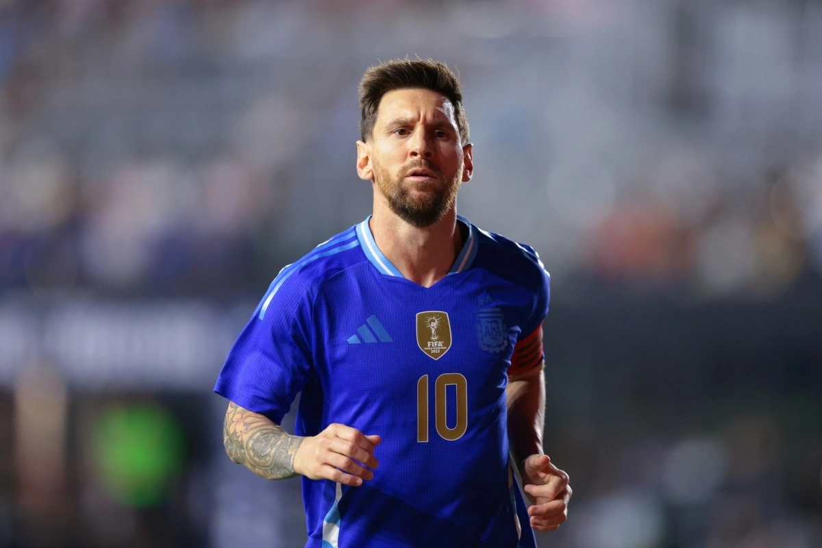 Messi ghi dấu ấn trong chiến thắng đậm của Argentina (Ảnh: Reuters).