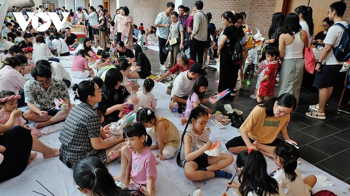 The “Mid-Autumn Festival 2025 – Joy with Children” program attracts a large number of locals bringing their children to experience the festival in a traditional setting.