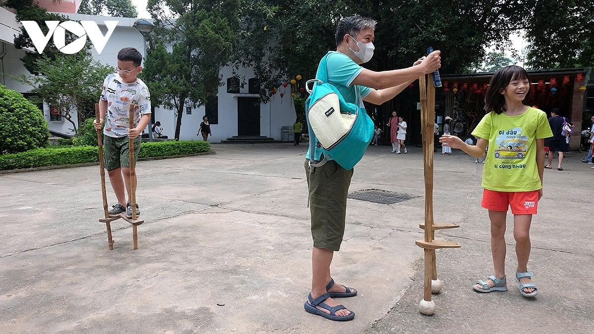 Diverse folk games are held during the event including di ca kheo (walking on stilts)