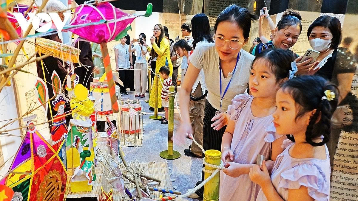 Children have the opportunity to learn about making the star-shaped lanterns, cardboard masks, lion heads from artisans.