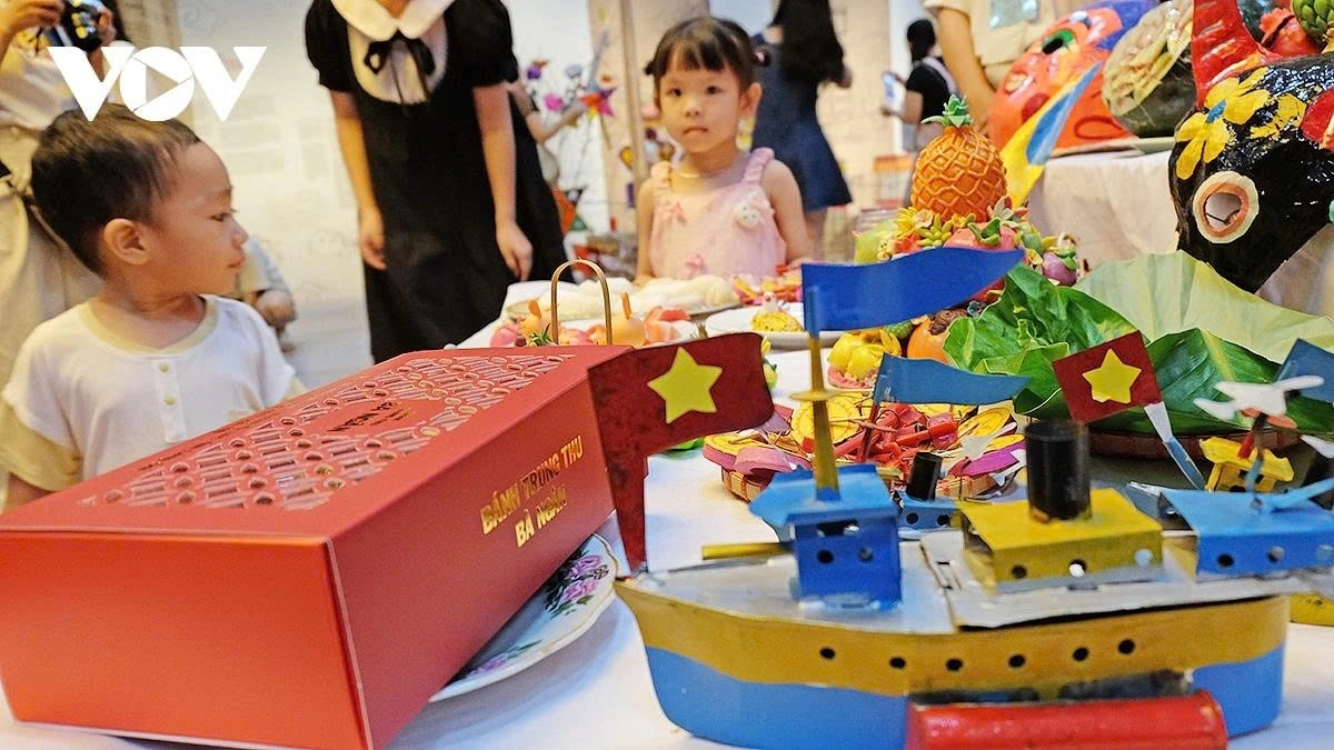 The program also recreates a traditional Mid-Autumn Festival experience space featuring familiar folk toys such as the pull-along lantern, star lantern, spinning lantern, paper doctoral figurines, tò he figurines (Vietnamese clay toys), papier-mâché masks (made of layered paper pulp), clay figurines, and dough toys.