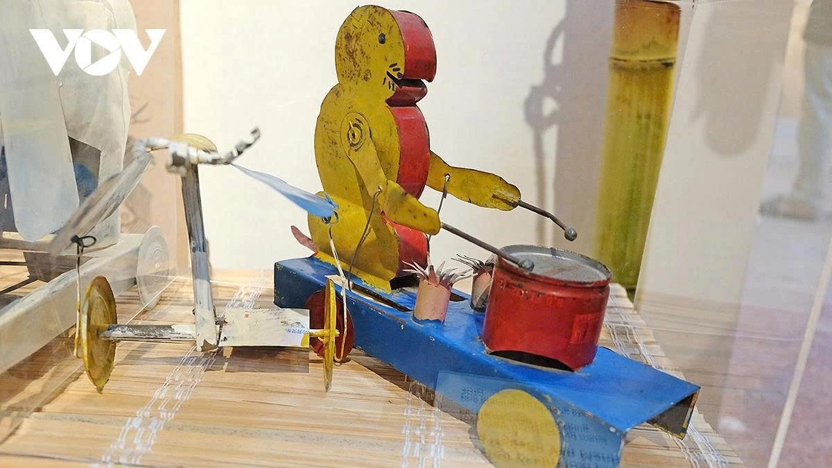 Visitors have the opportunity to admire traditional toys crafted by senior artisans who have long been associated with the museum, as well as restored and creatively reimagined toys made by young enthusiasts passionate about handicrafts.