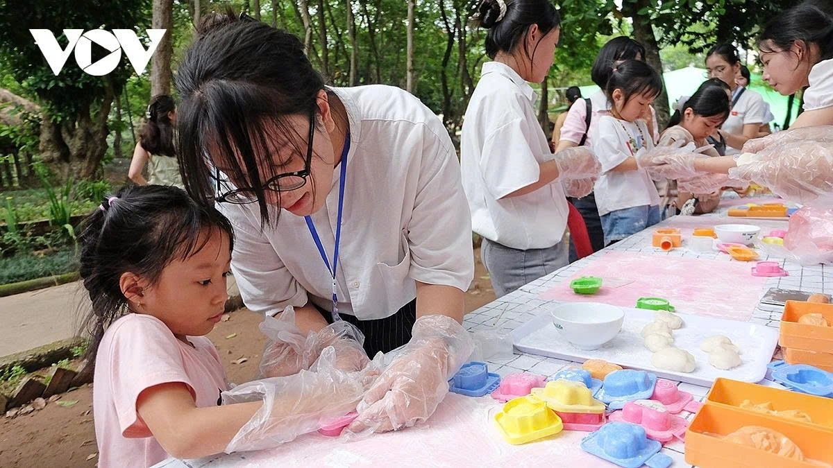 Volunteers guide children in making mooncakes (both baked and glutinous rice varieties)
