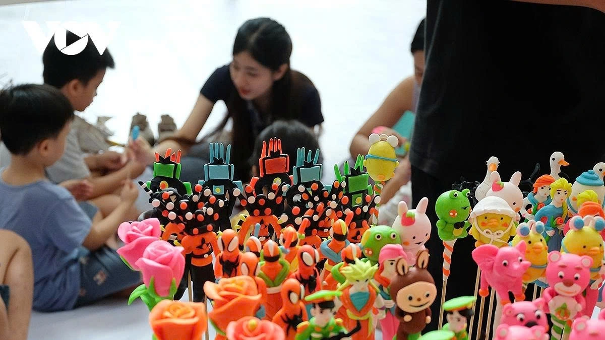 Children guided to make tò he figurines from glutinous rice dough