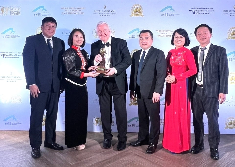 Đại diện Khu du lịch quốc gia Mộc Châu đón nhận danh hiệu "Điểm đến thiên nhiên cấp địa phương hàng đầu châu Á" của tổ chức World Travel Awards