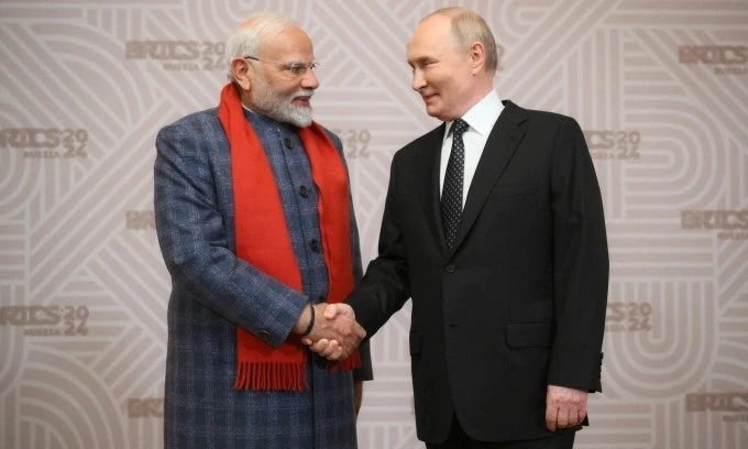 Thủ tướng Modi (trái) và Tổng thống Putin tại hội nghị thượng đỉnh BRICS ở Kazan, Nga tháng 10/2024. (Ảnh minh họa: AFP)