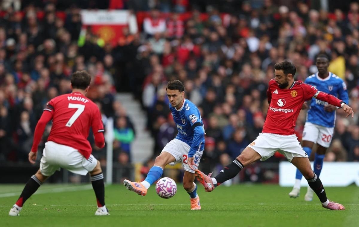 Sunderland nỗ lực tìm kiếm bàn thắng sau khi bị dẫn trước từ sớm (Ảnh: Reuters)