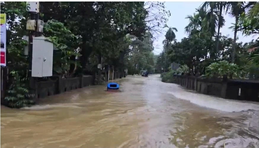 Mưa lớn, đường phố ở Huế biến thành sông, cao tốc La Sơn - Túy Loan nước tràn qua đường