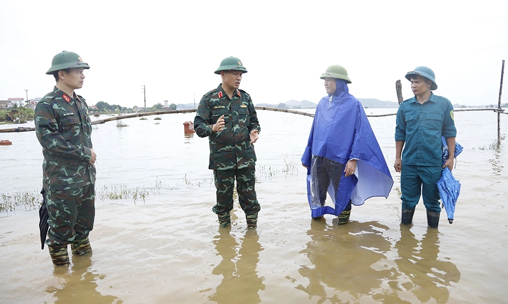 Thiếu tướng Trần Xuân Mạnh cùng đoàn công tác kiểm tra việc khắc phục hậu quả bão lũ tại phường Vân Hà, tỉnh Bắc Ninh