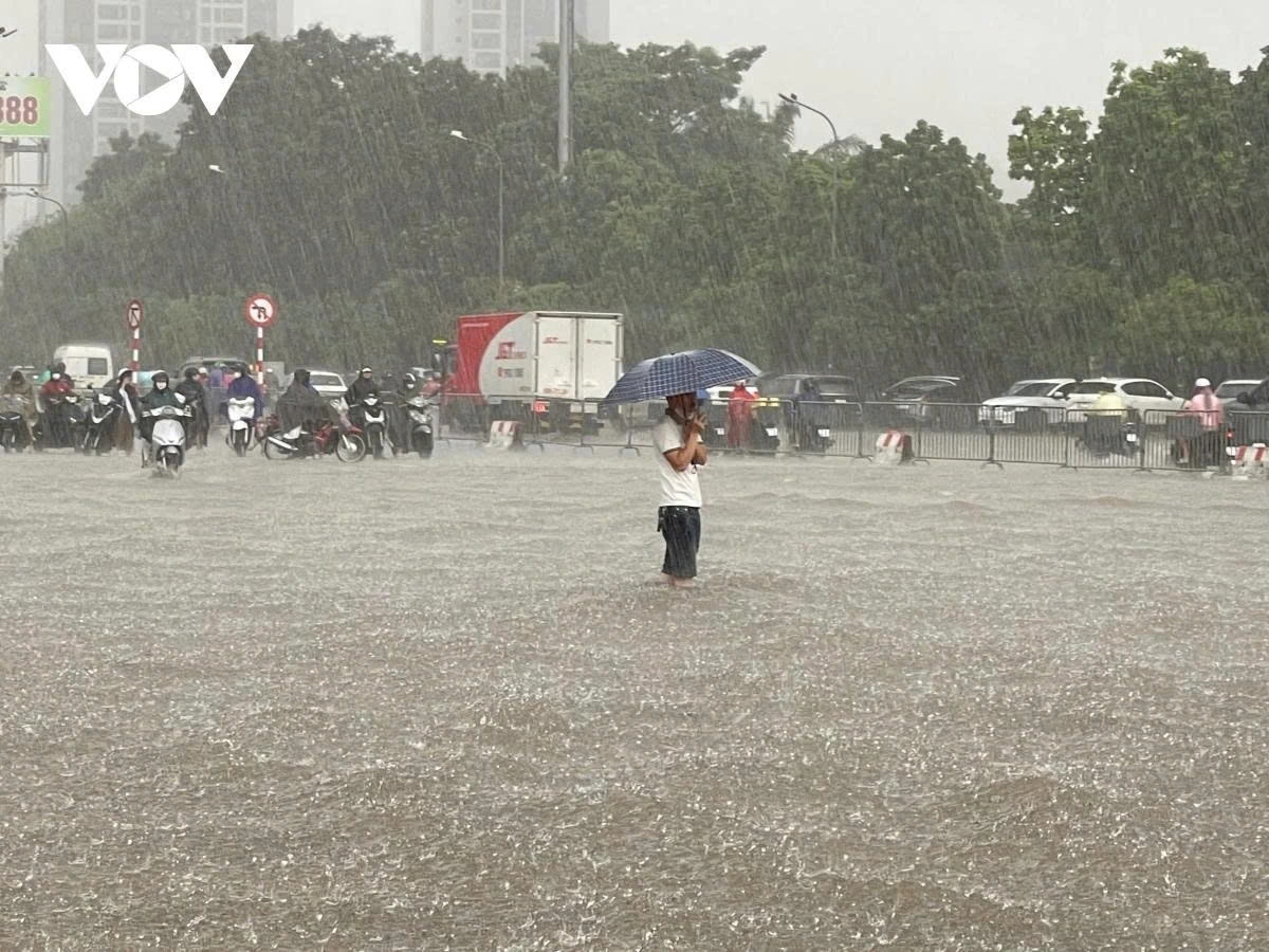 Do ảnh hưởng của hoàn lưu bão số 10, Hà Nội mưa lớn kéo dài, nhiều khu vực rơi vào tình trạng ngập nặng