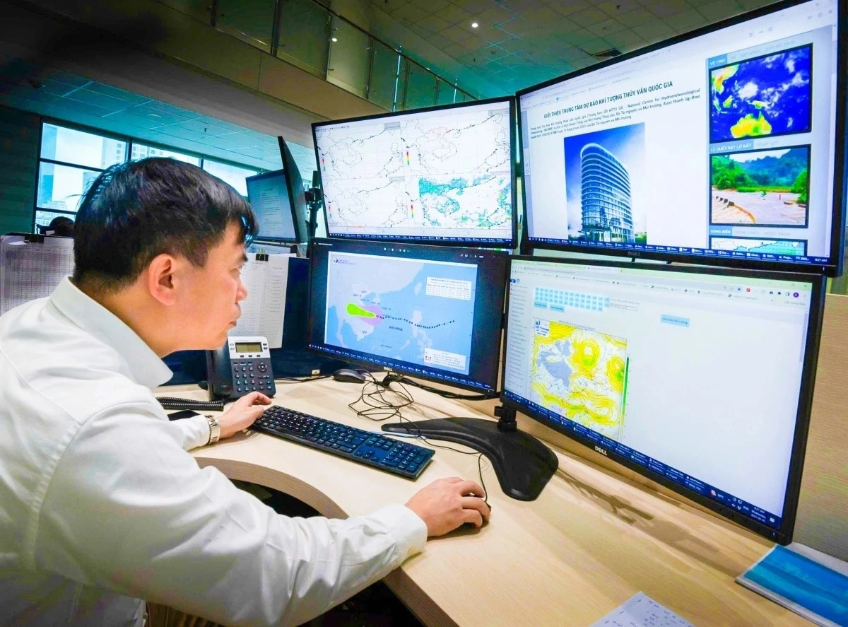 Ông Nguyễn Văn Hưởng, Trưởng phòng Dự báo thời tiết phân tích các hình thái thời tiết