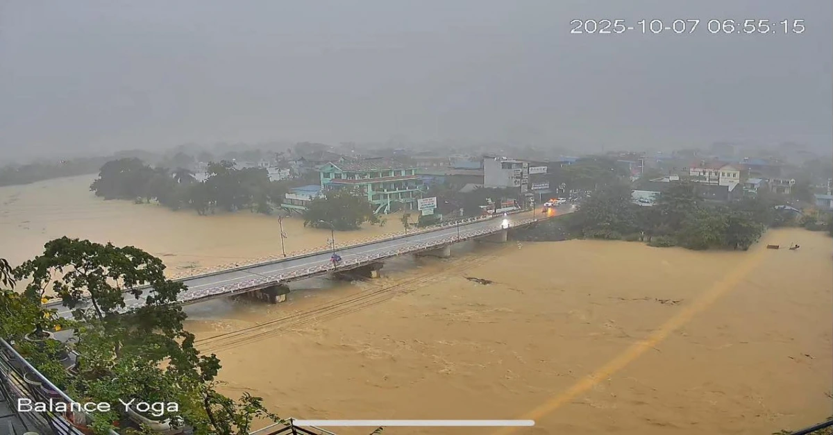 Cập nhật mực nước lúc 7h ngày 7/10, tại các Trạm thủy văn ở Thái Nguyên. Trên sông Cầu: Tại trạm đo Bắc Kạn 132,07m - trên báo động 1: 0,07m, hiện đang xuống chậm; Tại trạm Thác Giềng 100,37m - trên báo động 3: 1,87m, hiện đang lên; Tại trạm Chợ Mới 57,75m - dưới báo động 3: 0,5m, hiện đang lên nhanh; Tại trạm Gia Bẩy 27,12 - trên báo động 3: 0,12m, hiện đang lên nhanh; Tại trạm Chã 6,74 - dưới báo động 1: 1,26m, hiện đang lên nhanh; Trên sông Năng tại trạm đo Ba Bể mực nước lúc 7h ở mức 155,28m - dưới báo động 2: 0,22m, hiện đang lên nhanh.