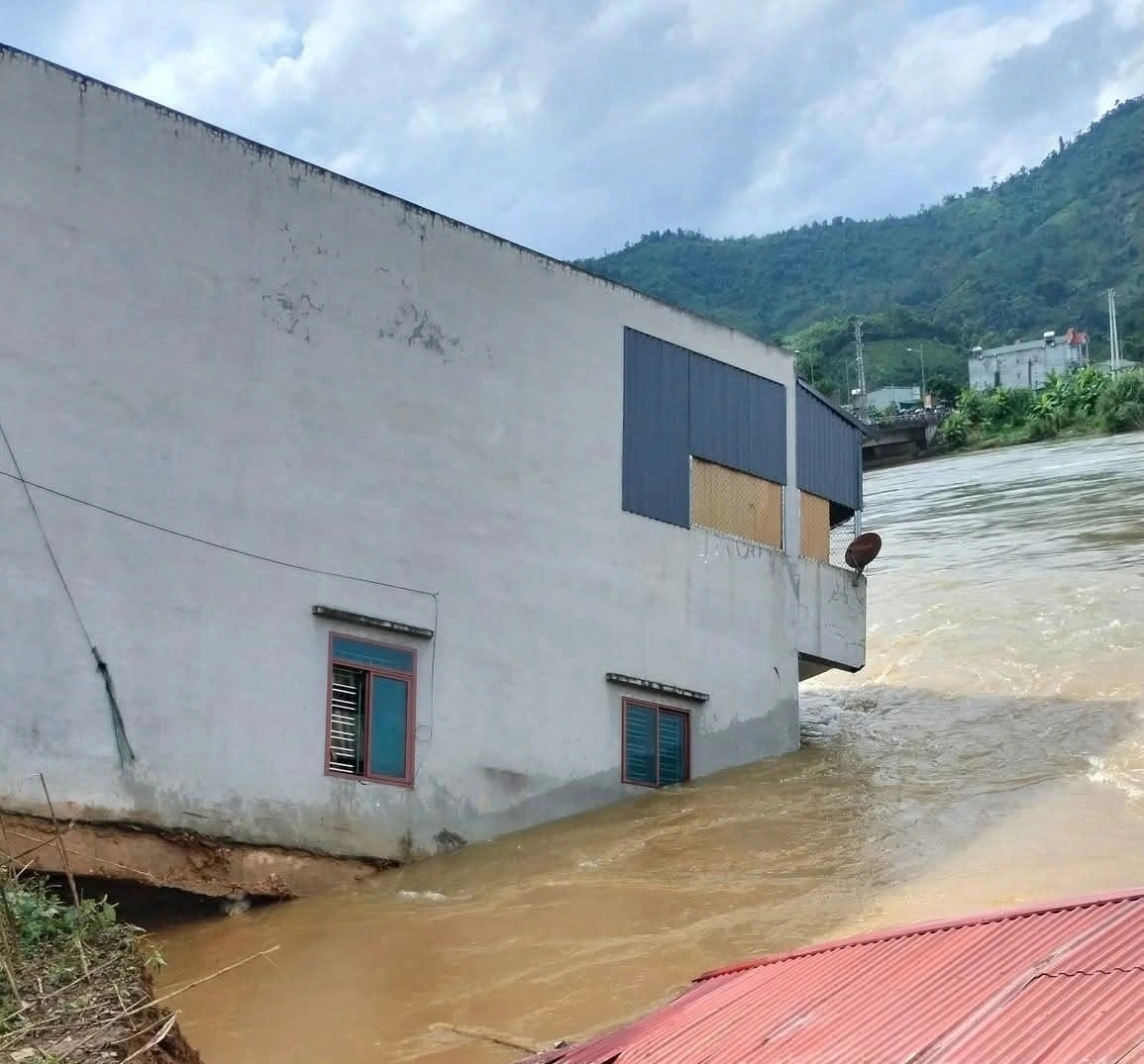 Giờ đây không còn chỗ ở kiên cố, chính quyền địa phương đang cố gắng tìm nơi định cư mới cho gia đình chị Bình (Ảnh GĐCC)