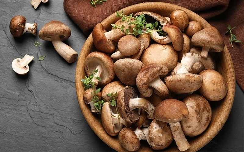 Nấm hương chứa rất ít calo nhưng lại giàu chất xơ, vitamin nhóm B và khoáng chất cần thiết cho cơ thể