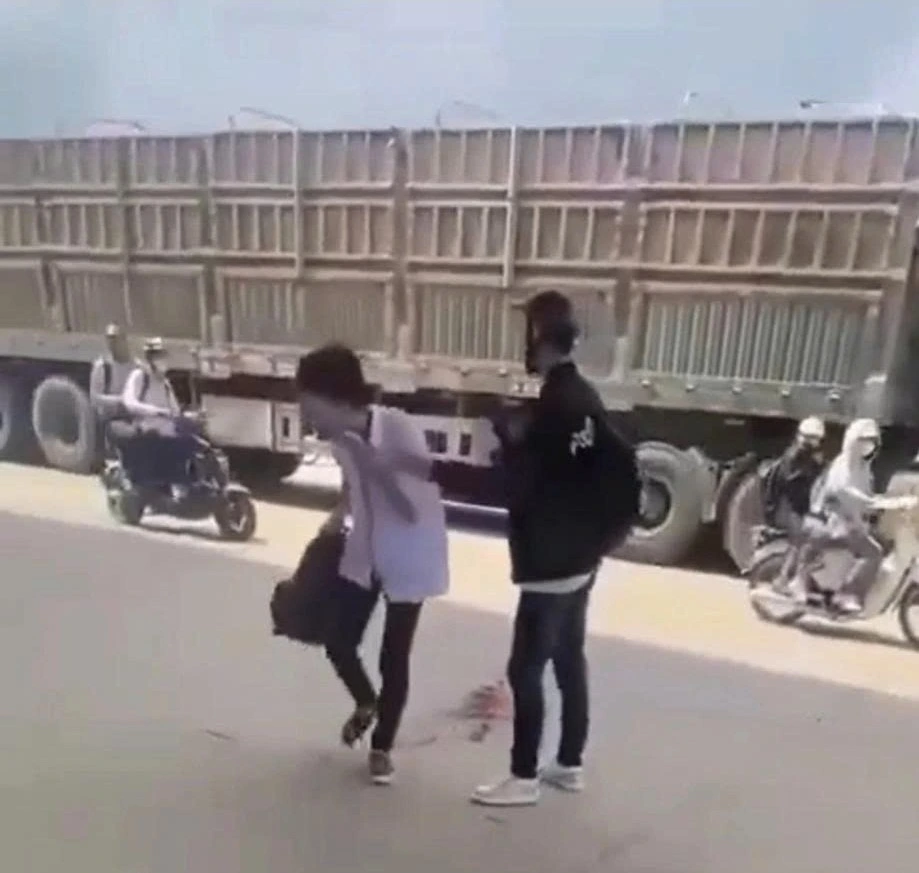 Nam sinh loạng choạng sau khi bị đâm (ảnh cắt từ clip)