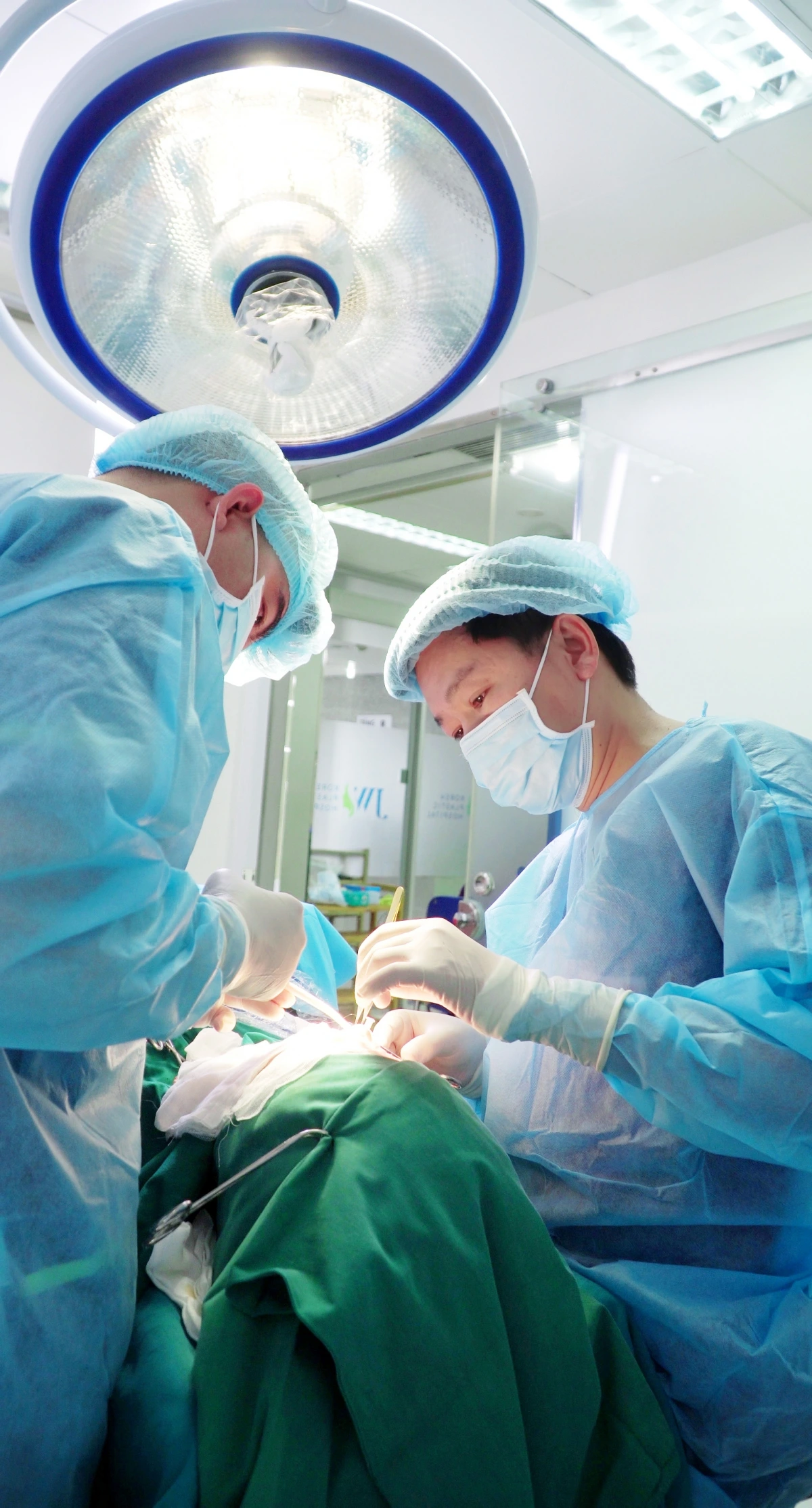 Ê-kip bác sĩ thực hiện rửa ổ nhiễm trùng (Ảnh BVCC)
