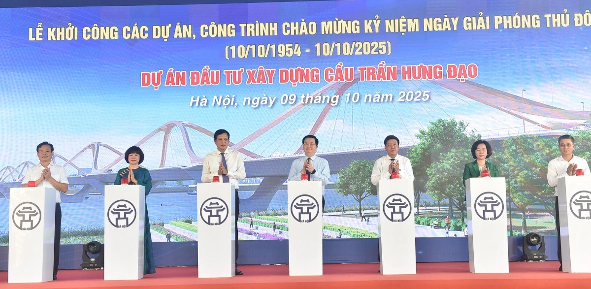 Phó Thủ tướng và các đại biểu thực hiện nghi thức khởi công. Ảnh: Giang Thanh