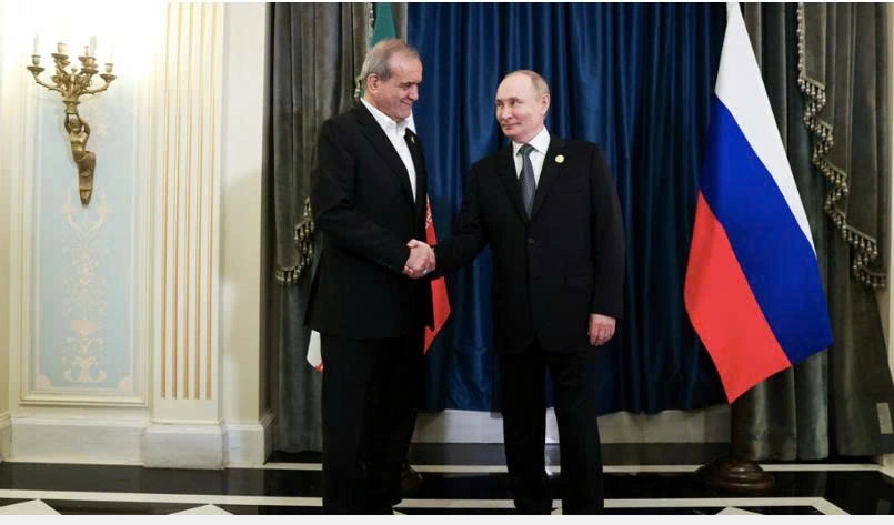 Tổng thống Iran Masoud Pezeshkian (trái) và người đồng cấp Nga Vladimir Putin bên lề hội nghị thượng đỉnh SCO lần thứ 25 tại Thiên Tân, Trung Quốc. (Ảnh: President.ir)