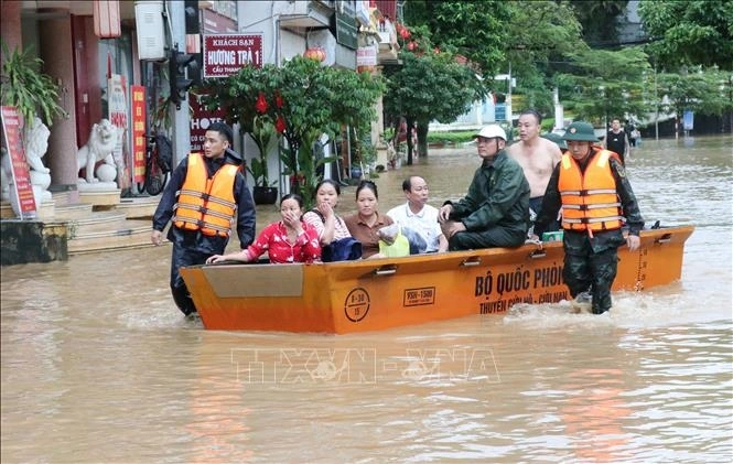 Bộ đội biên phòng giúp sơ tán người dân đến nơi an toàn.