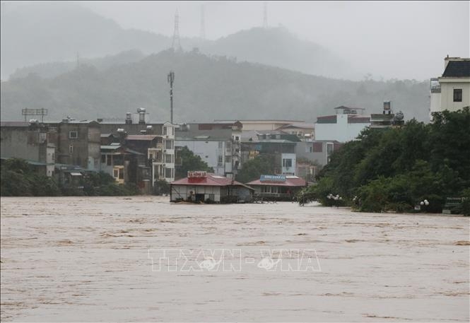 Mực nước trên sông Lô (đoạn qua phường Hà Giang 1) dâng lên rất nhanh, gây ngập lụt trên diện rộng