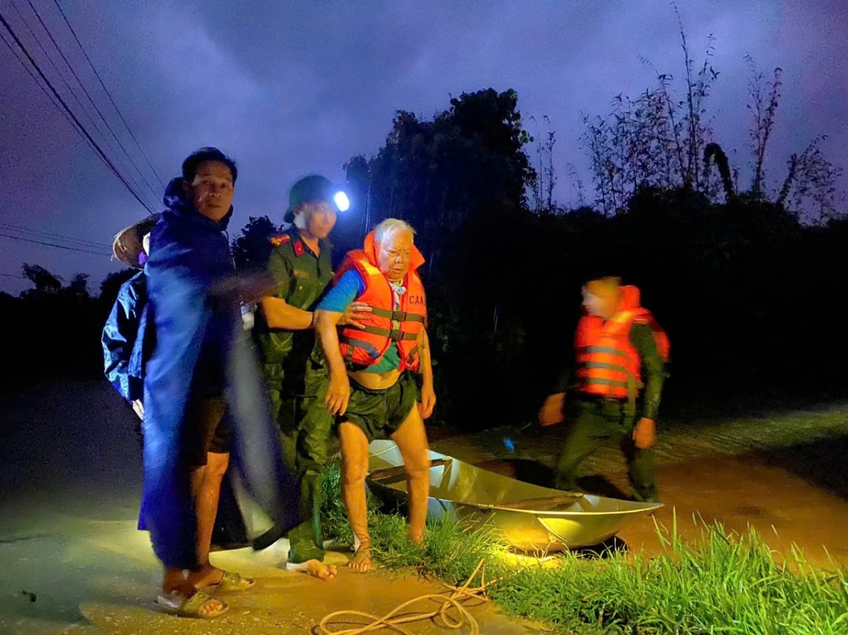 Lực lượng Công an tỉnh Bắc Ninh phối hợp cùng với người dân đưa người cao tuổi đến nơi tránh trú an toàn. (Ảnh: CACC)