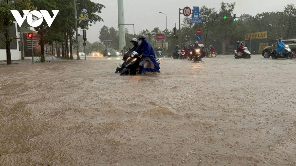 Lượng mưa dồn dập từ 2 cơn bão số 10 và 11 đã khiến hàng trăm điểm trên địa bàn thành phố Hà Nội chìm trong biển nước