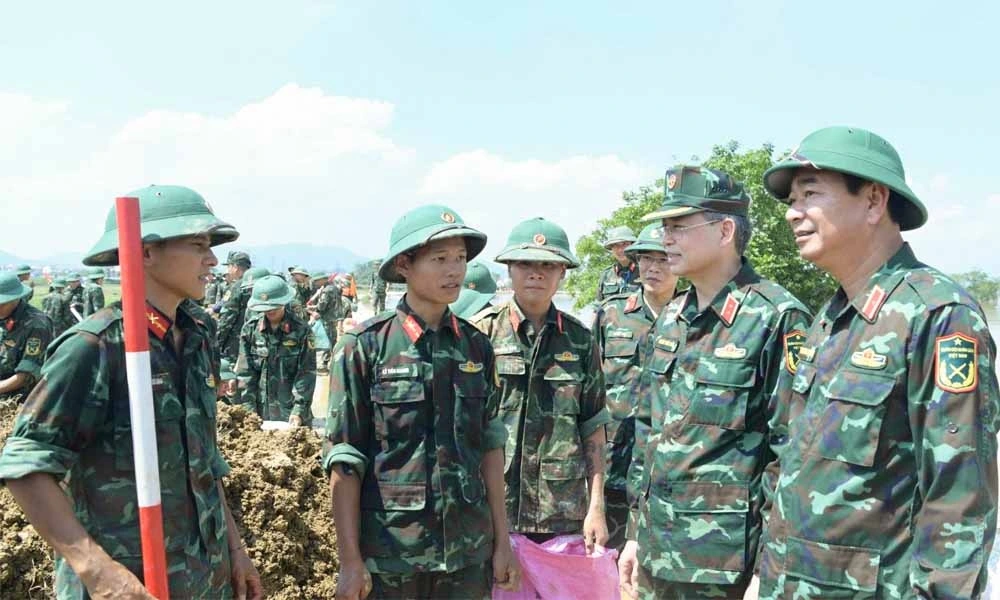 Thiếu tướng Trương Mạnh Dũng, Tư lệnh Quân khu 1 cùng đoàn công tác kiểm tra tuyến đê xung yếu tại xã Hợp Thịnh, tỉnh Bắc Ninh