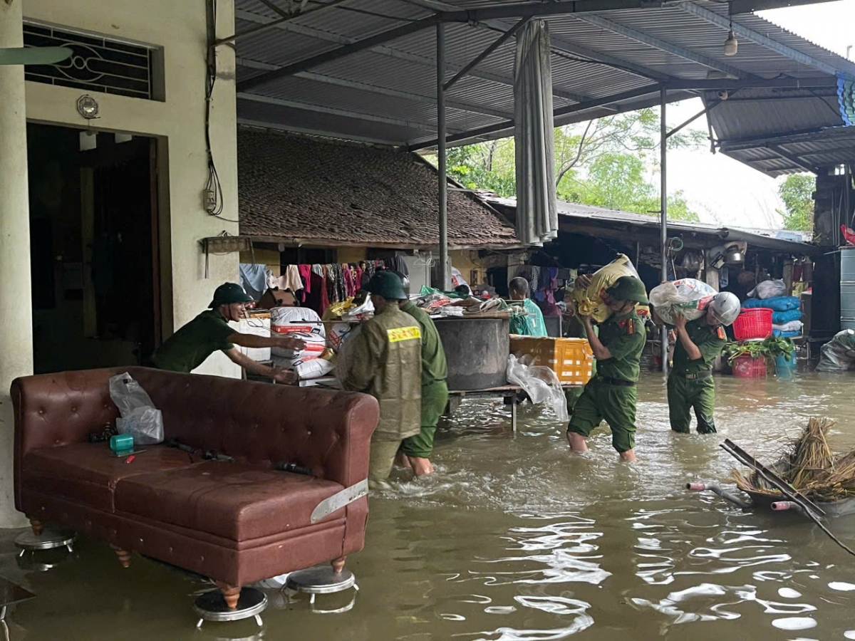 Công an xã Quang Trung phối hợp với tổ ANTT hỗ trợ di chuyển tài sản của người dân ở thôn Tân Lập 1. (Ảnh: CACC)