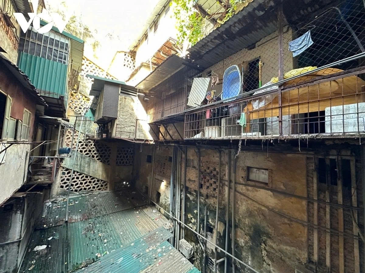 Khu tập thể Nghĩa Đô xuống cấp vừa tiềm ẩn nguy hiểm cho cư dân, vừa gây mất mỹ quan đô thị