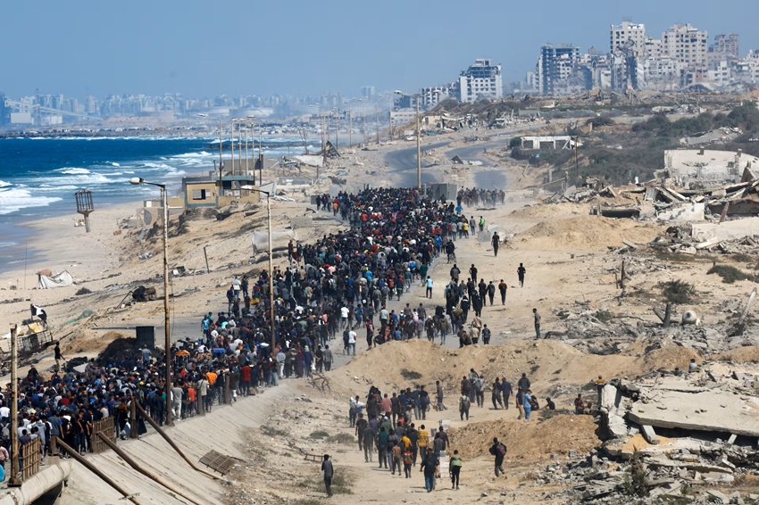 Người dân Palestine trở về nhà sau khi lệnh ngừng bắn tại Gaza có hiệu lực. Ảnh: Reuters