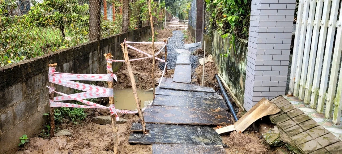 Người dân ấp Tân Phú, xã Châu Thành phải tự lót ván trên mặt đường để đi lại cho an toàn