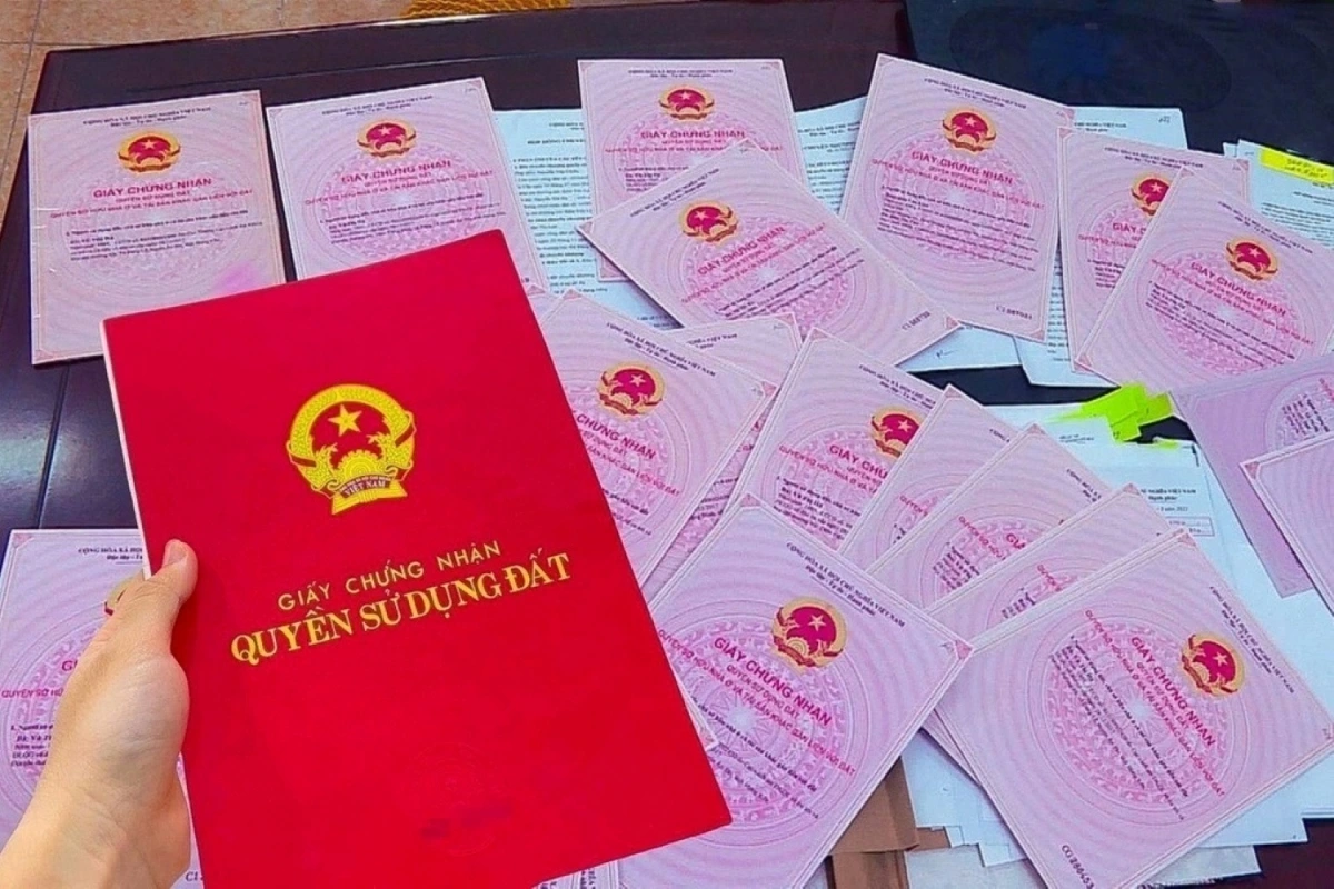Người dân phản ánh về yêu cầu nộp bản phô tô Giấy chứng nhận quyền sử dụng đất là chưa hợp lý (ảnh minh họa)